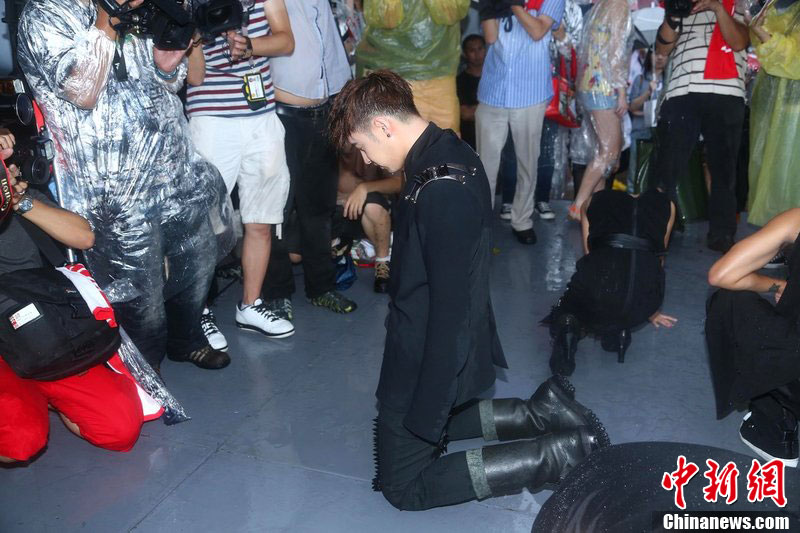 潘玮柏雨中high歌宣传新专辑 上演双膝跪地桥段