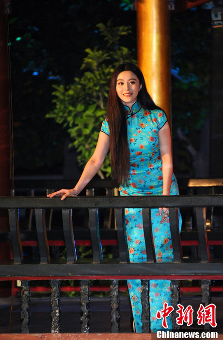 范冰冰旗袍亮相明月盛典清新优雅演绎东方神韵