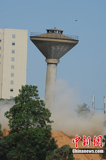 长沙有20多年历史的水塔爆破 用时仅5秒