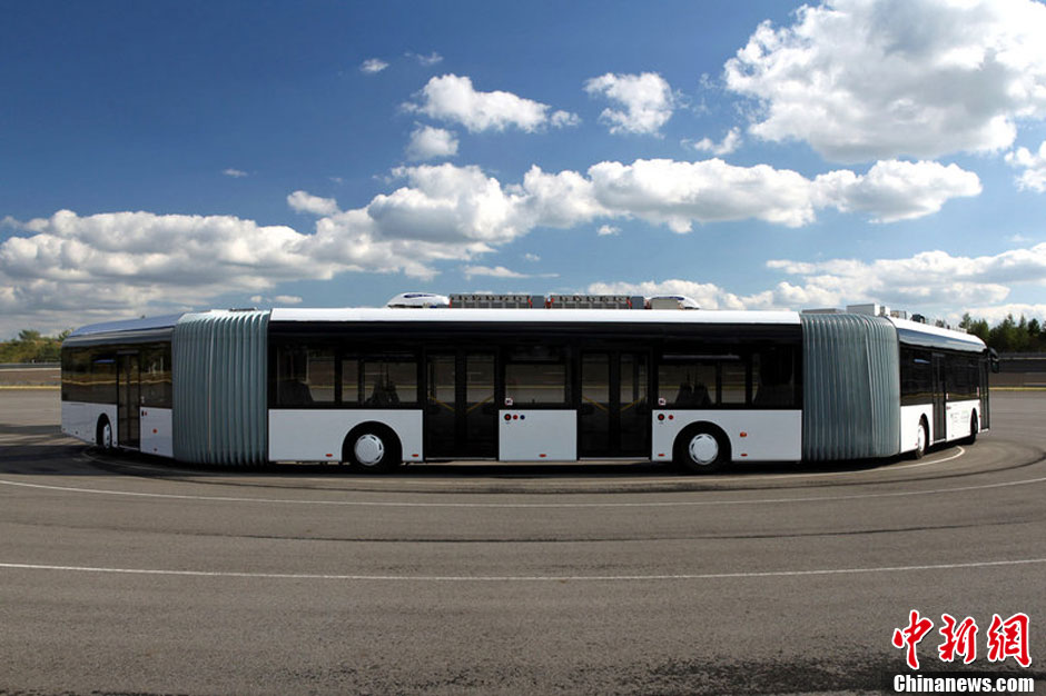 德国打造"世界最长"巴士 长30米可载256人