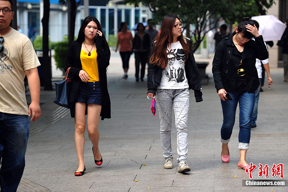 白露身不露北京街头行人混搭装出行