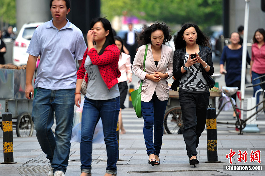 白露身不露北京街头行人混搭装出行