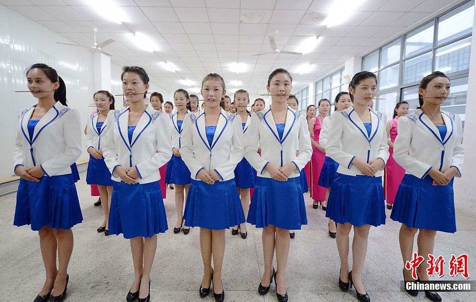 扬州"90后"礼仪美女进行魔鬼式训练