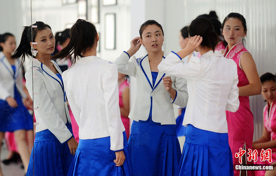 扬州90后礼仪美女进行魔鬼式训练