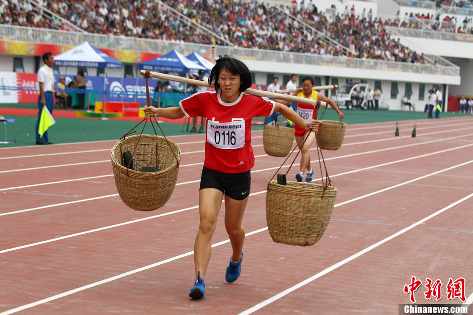 农民运动会 女子80米挑粮食赛跑激烈角逐