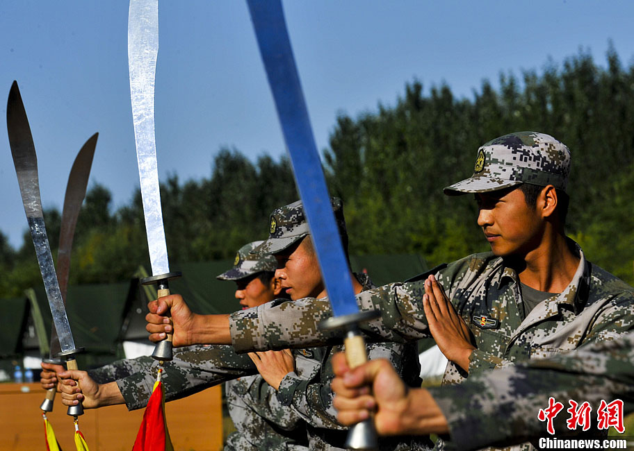 黑龙江边防老虎连舞大刀练硬功传承武术