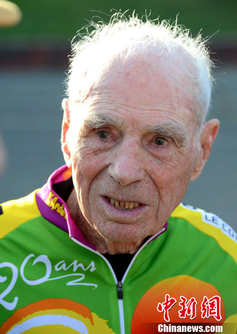 法国百岁老人再破自行车100公里最快纪录 (3/4)