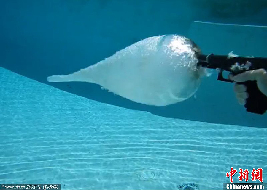 水下摄影展现子弹出膛瞬间