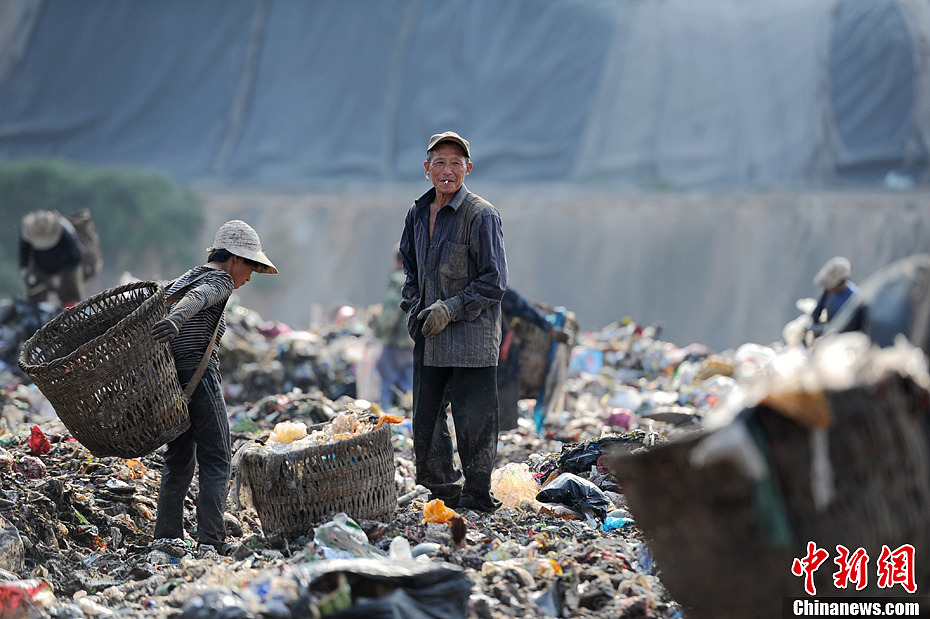 探访垃圾场"拾荒人"