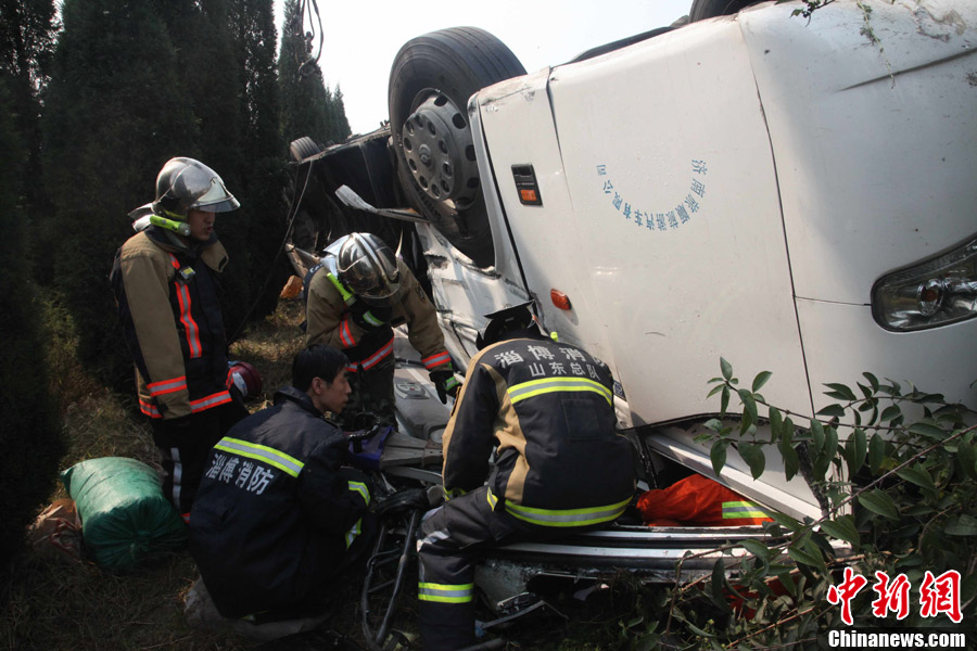 青银高速淄博段两客车发生交通事故 13死9重伤 (3/6)