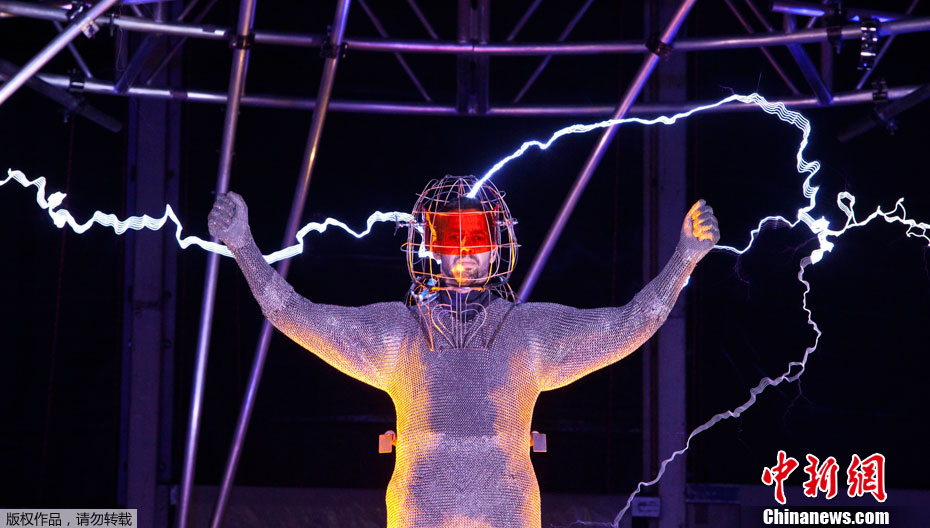 美国魔术师挑战百万伏特电压电击-中新网