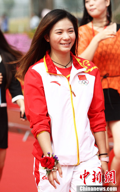 恒大足校开学典礼举行 何姿现身助阵