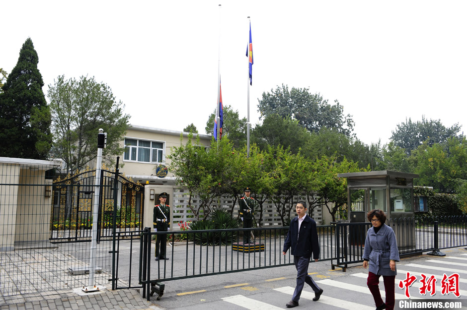 柬埔寨驻华使馆降半旗悼念西哈努克逝世