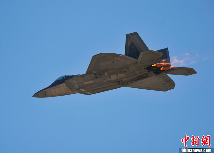 美国海军航空兵飞行秀f22新型战机亮相表演