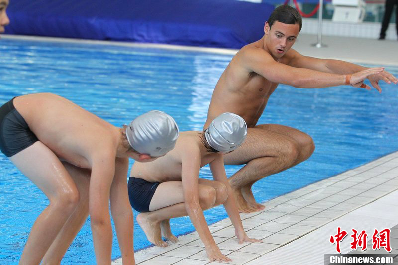 戴利现身上海携手邱波与跳水迷亲切互动