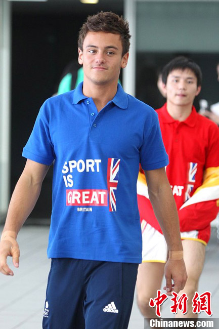 戴利现身上海携手邱波与跳水迷亲切互动