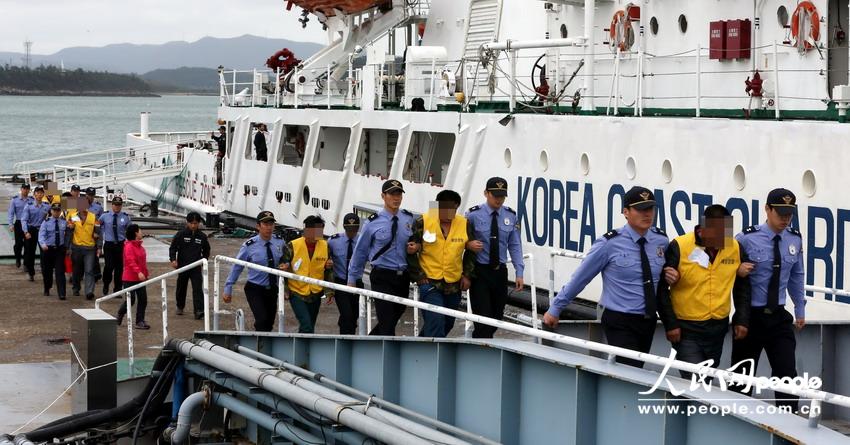 韩国海警扣留中国渔船逮捕多名渔民 (5/6)