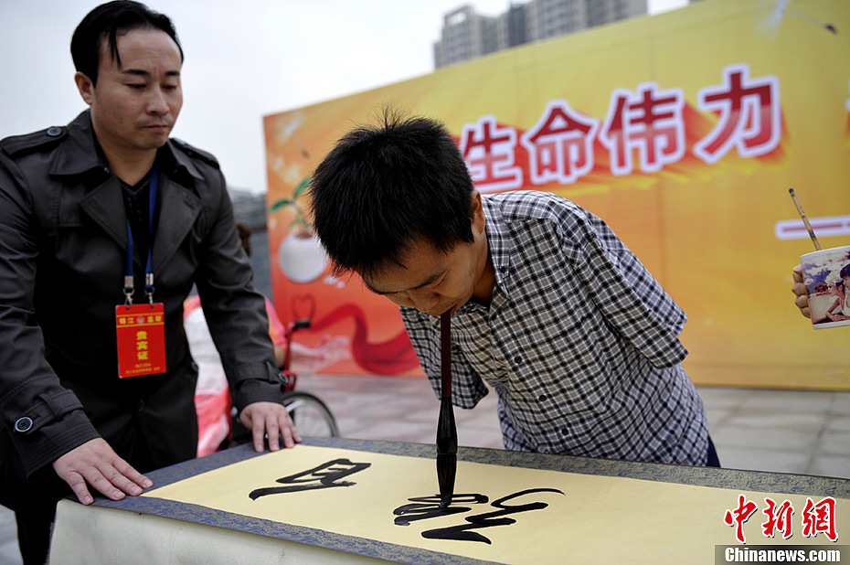 北京残疾人艺术团走进四川锦江监狱 (5/7)