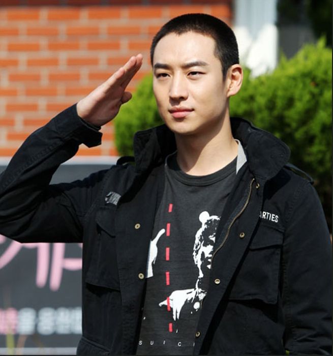 韩男星李帝勋剃平头入伍 跪谢粉丝