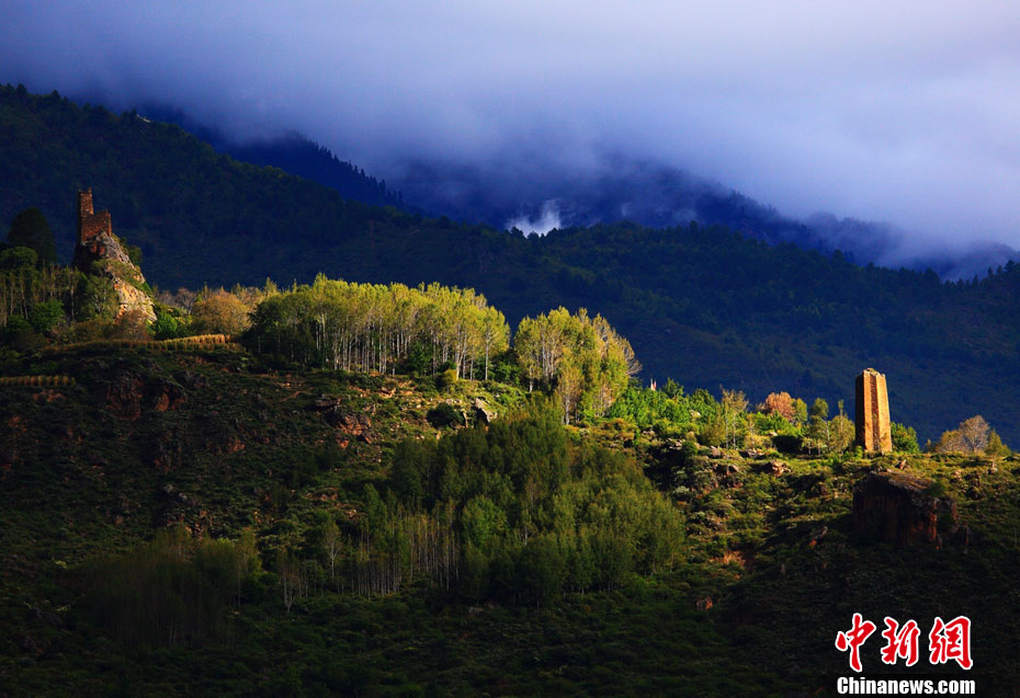 摄影师镜头下的美丽丹巴碉楼晨韵