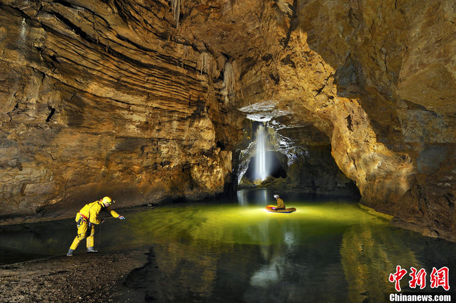英国探险摄影师环游世界寻找最美洞穴