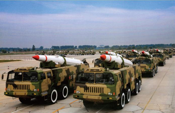 解放军展示十年成果:陆海空二炮全配新武器