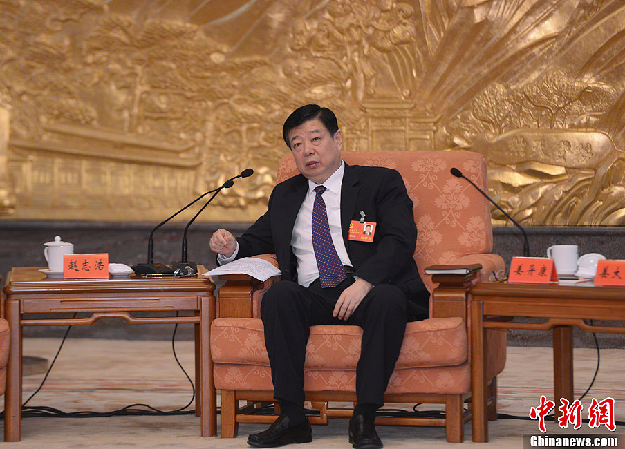 图为山东省委书记姜异康参加讨论.