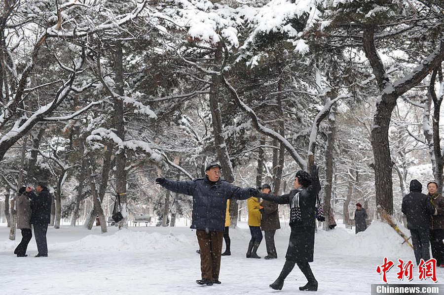 长春雪中即景:老年人踏雪起舞 (7/8)