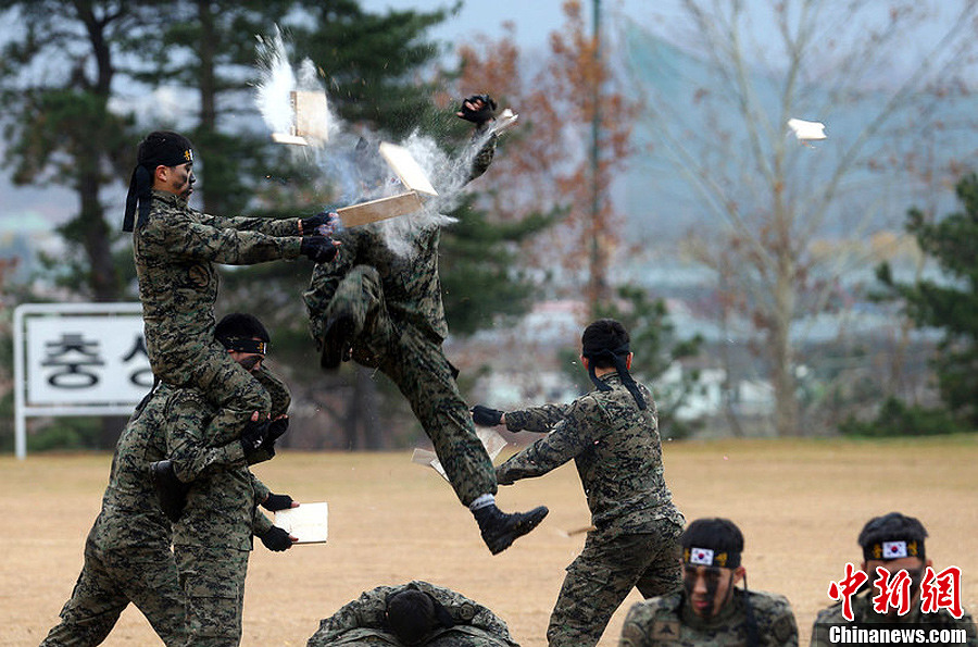 韩国特种兵展示头顶碎石等技艺
