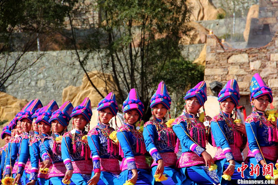 四川茂县羌族民众载歌载舞庆羌年