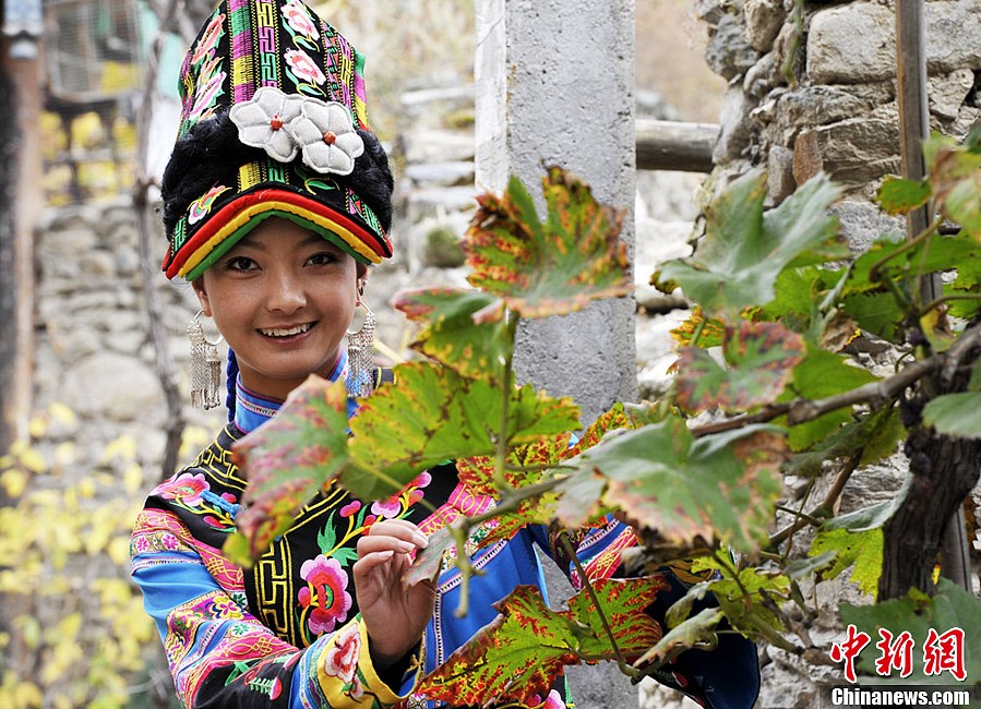 正值羌历新年期间,姑娘们用各种方式热闹过节