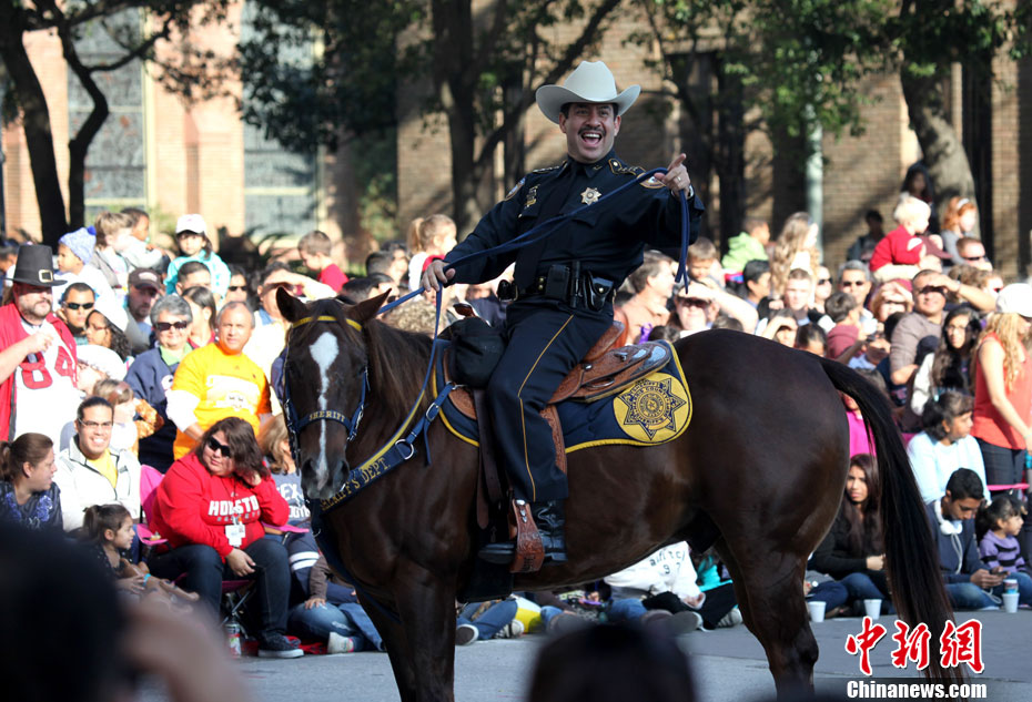 得州骑警帅气亮相休斯敦感恩节大游行