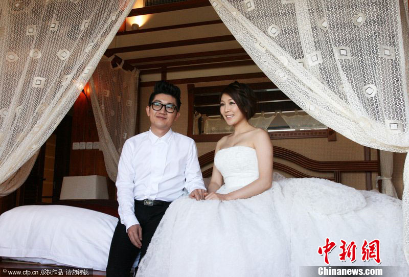 海南省三亚,《中国好声音》选手金志文和未婚妻金兰在亚龙湾拍摄婚纱