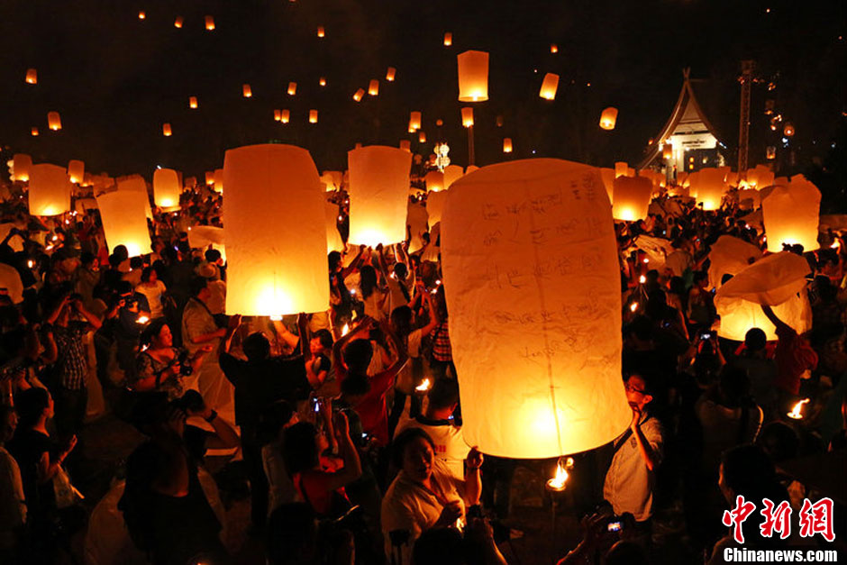 泰国民众放飞灯笼庆祝传统水灯节