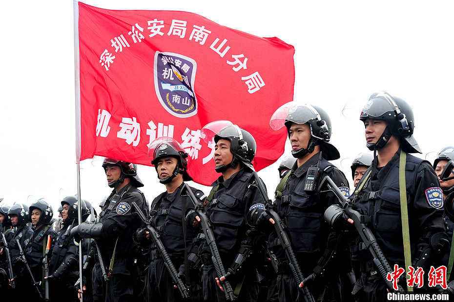 深圳警方举行应急机动队实战演练