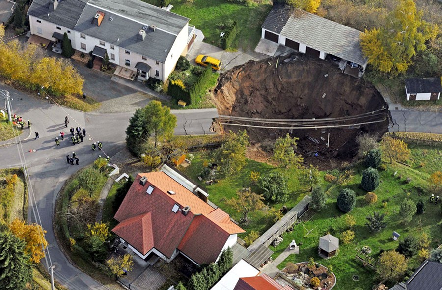 巨坑裂缝频现 盘点全球塌陷事故