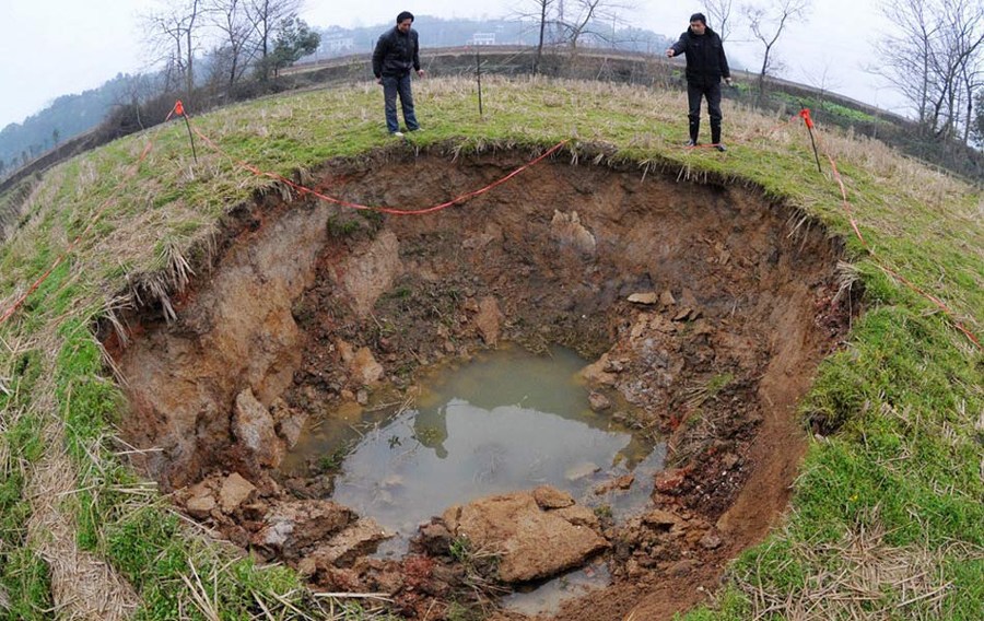 巨坑裂缝频现 盘点全球塌陷事故