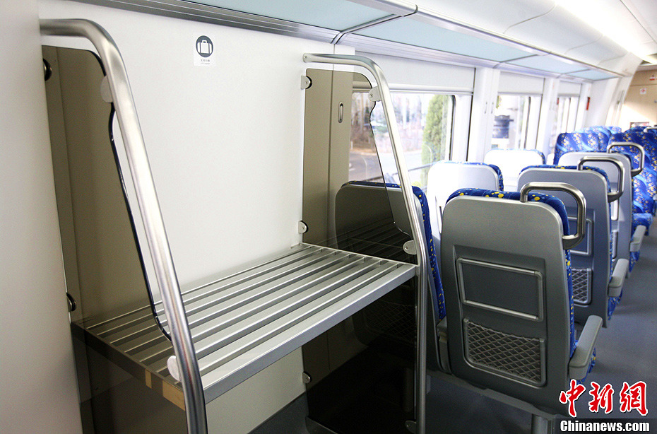 中国首列时速200公里和谐号crh6型城际动车组下线