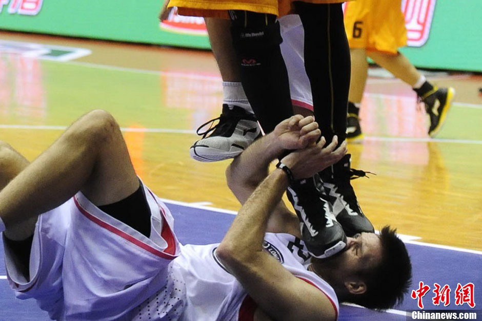 cba:佛山对阵山西 佛山外援兰多夫脸部被踩休克