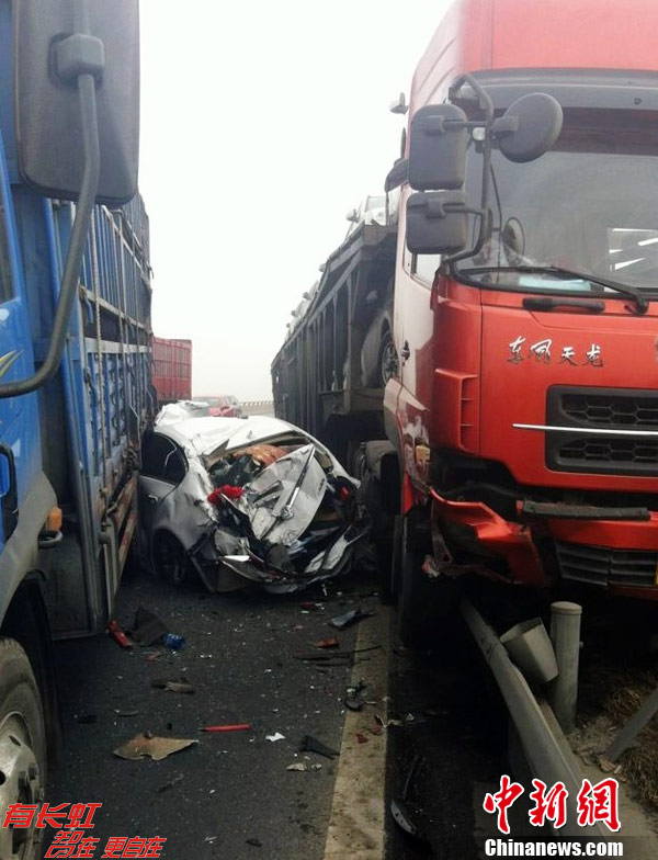 京昆高速四川成绵段发生连环车祸