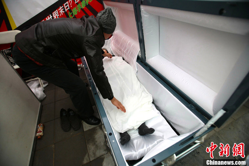 上海勇闯2012活动参观者躺棺材体验死亡