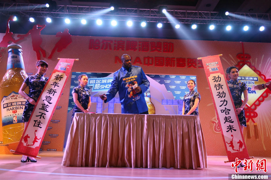 奥尼尔亮相成都作宣传 着唐装转手帕大秀书法