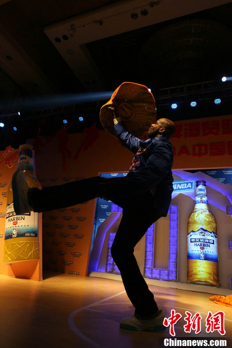 奥尼尔亮相成都作宣传 着唐装转手帕大秀书法