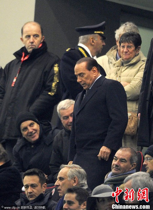 贝卢斯科尼携"绯闻女友"米兰观球赛 (3/3)