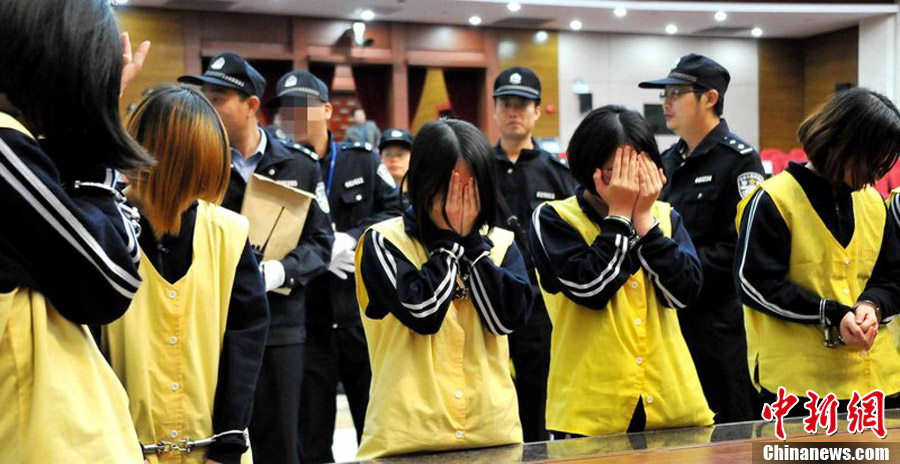 广州特大酒托诈骗案宣判受审女子捂脸