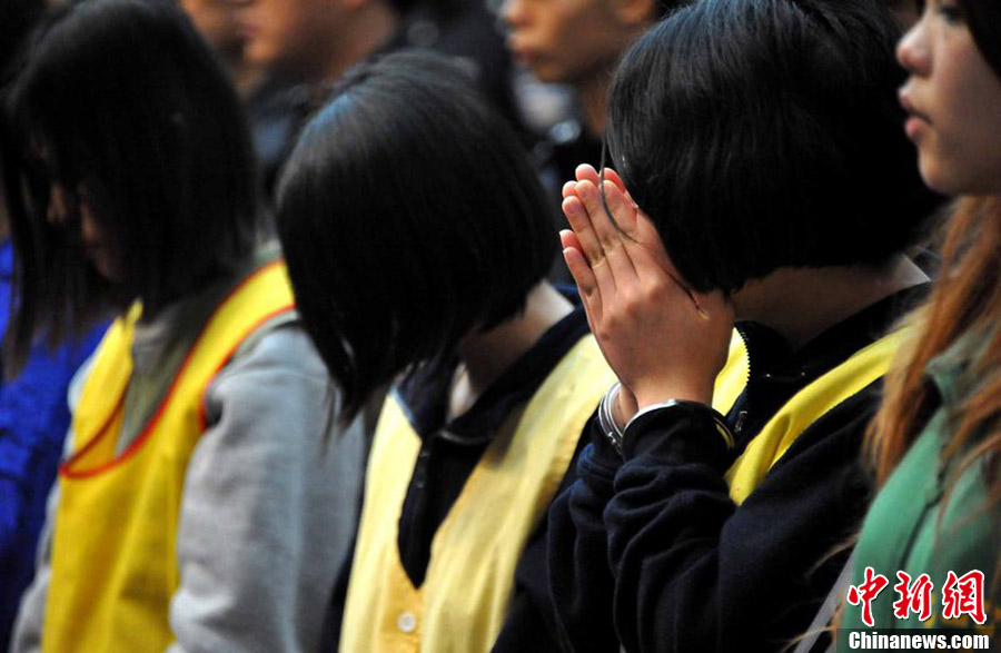 广州特大"酒托"诈骗案宣判 受审女子捂脸