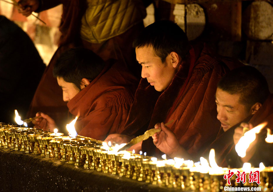 西藏迎燃灯节寺庙供灯祈福祝愿