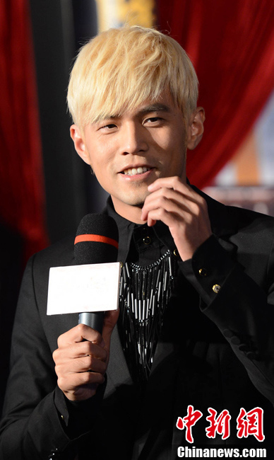 周杰伦黄发亮相挑战歌舞片大秀八块腹肌养成经验