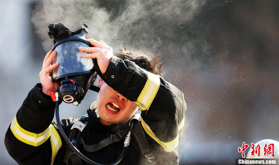韩国首尔消防员极寒中参加营救训练