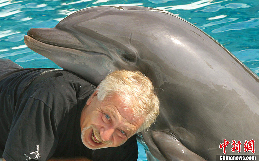 小海豚童心未泯吐泡泡自娱自乐